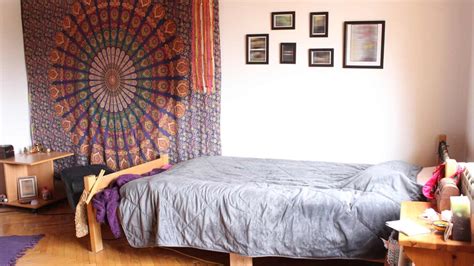 how to hang tapestry dorm